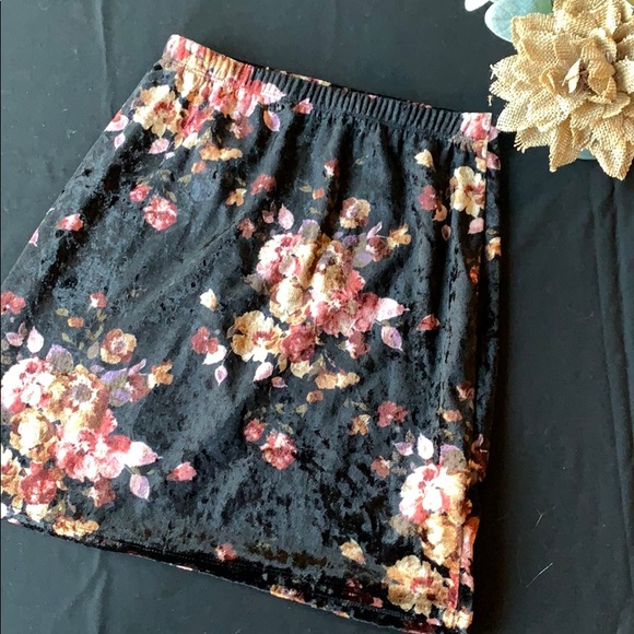 🦄 4/$40 Basic Black Floral Skirt - Picture 1 of 6